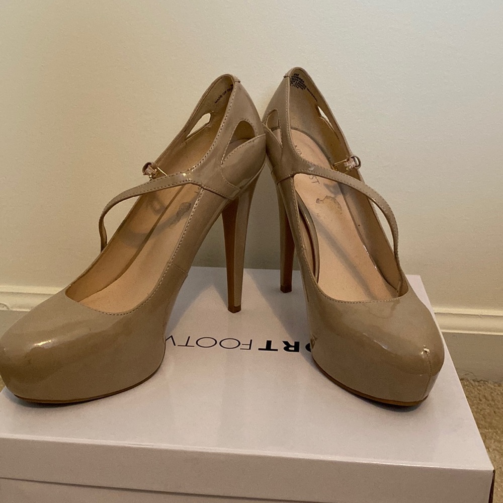 Nine West nude heel. Size 9.
